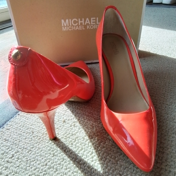 Nwb, hot Michael Kors Patent Mid Flex Pump in Coral Reef - Picture 3 of 5